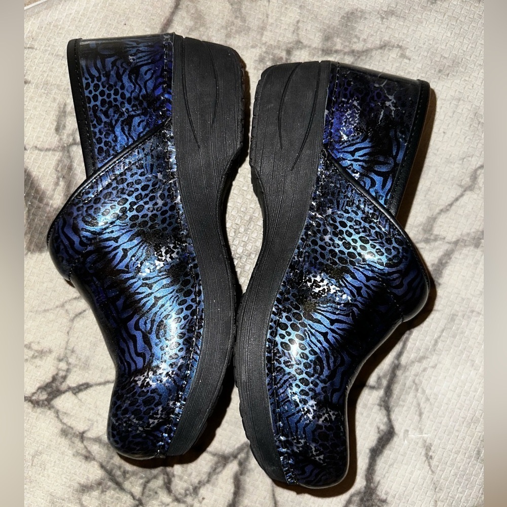 Dansko women’s blue and black pattern XP 2.0 nursing clogs 37 comfort clogs - Picture 5 of 9